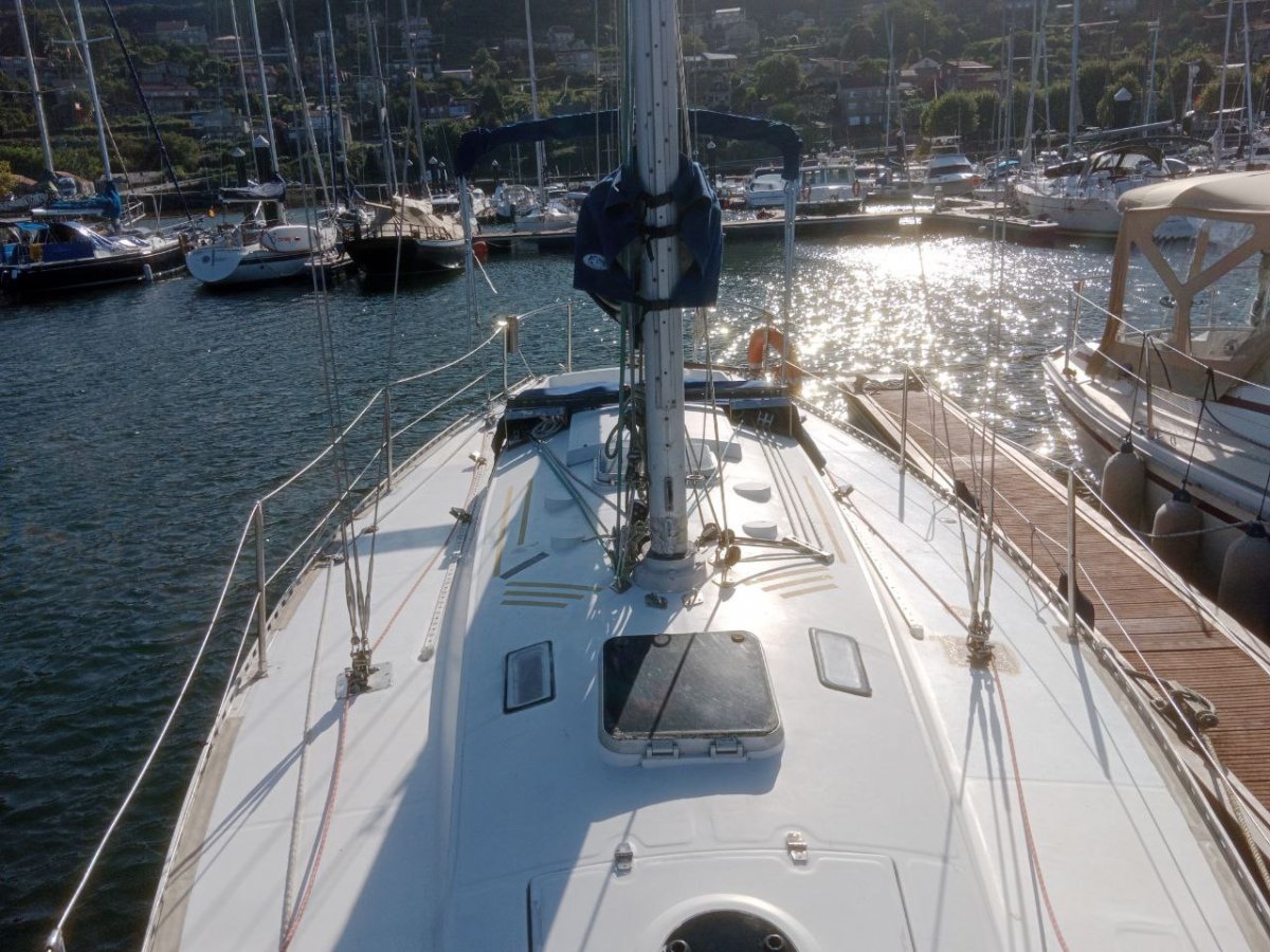 Pasar un día en un barco a vela en la ría de Vigo