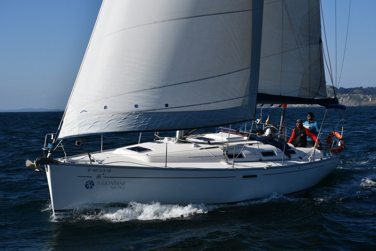 Improve your sailing skills with our experts in Baiona