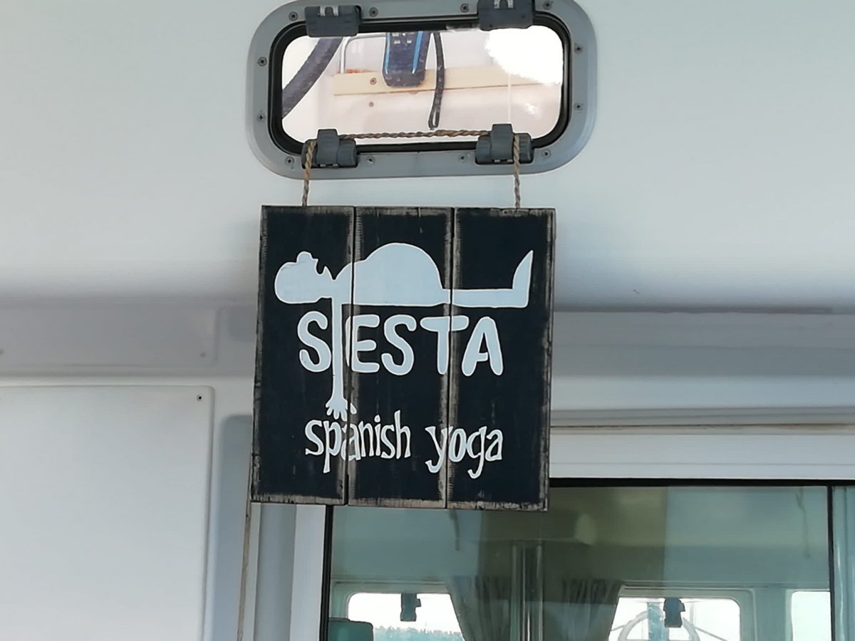 Segeln Sie entlang der Küste Mallorcas auf einem zeitlosen Schiff.