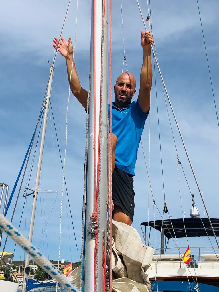 Adult sailing course in Mahón, Menorca.