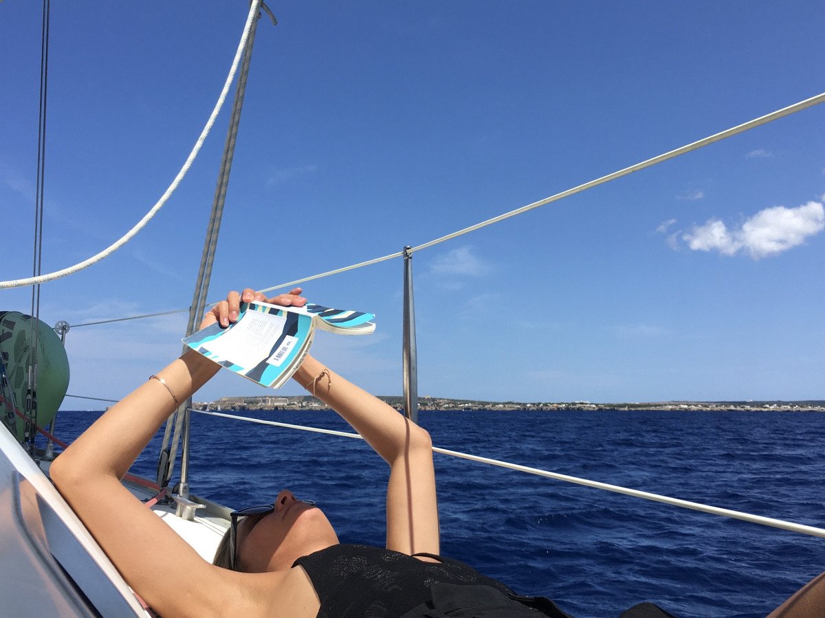 Segeln Sie einen Tag in einem Segelboot um Menorca ab Fornells