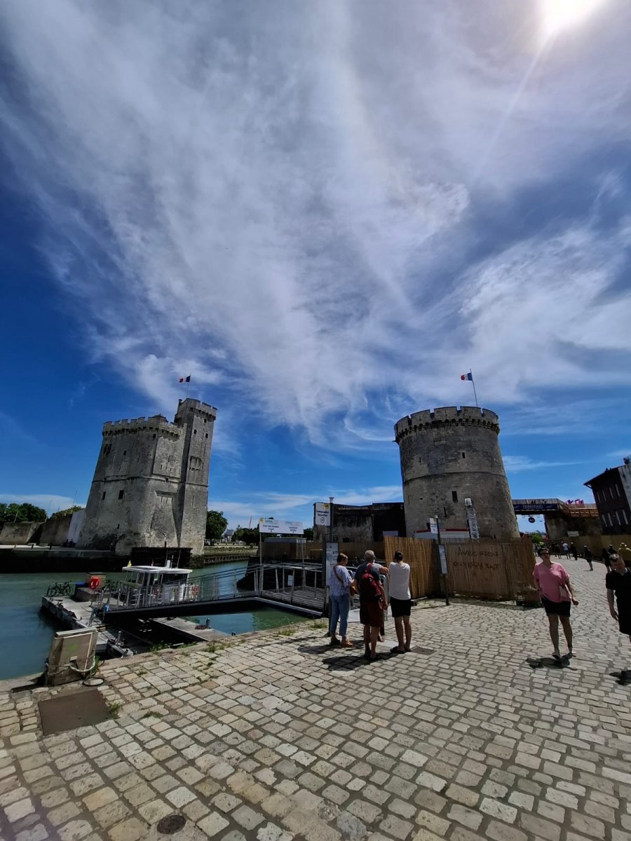 Descubre los sabores de la región durante un viaje en barco por Santander y La Rochelle