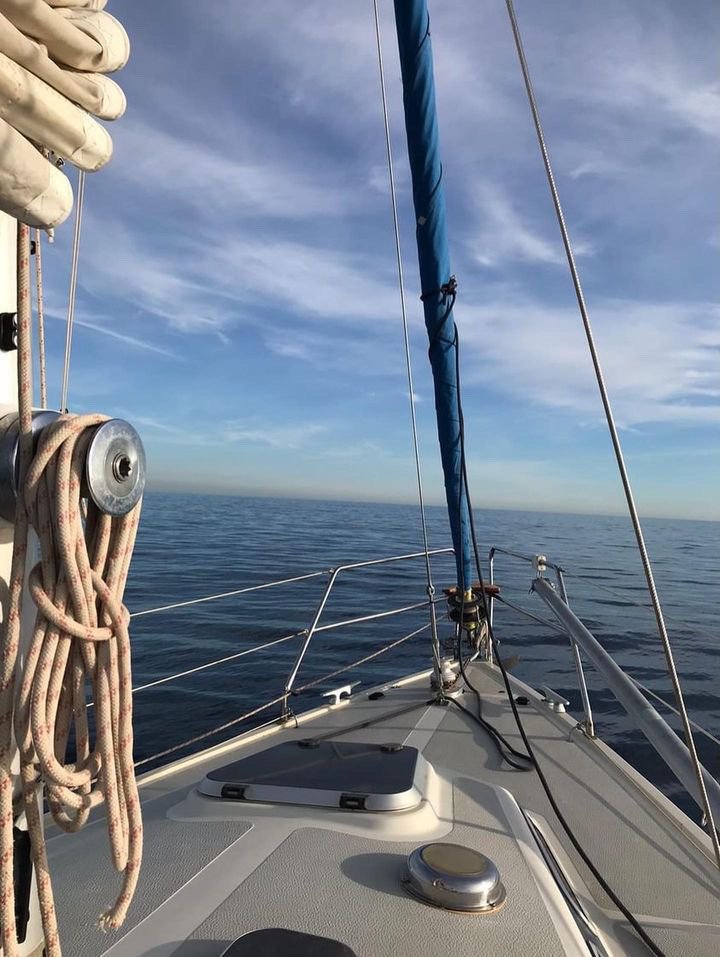 Ein 2-stündiges Segelabenteuer in Barcelona mit Pizza und Getränk