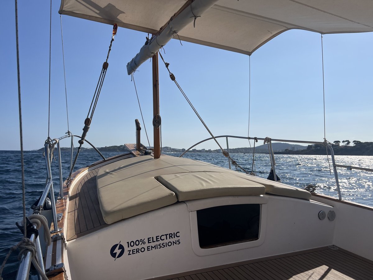 Erkunden Sie die Küste Mallorcas mit dem Elektroboot