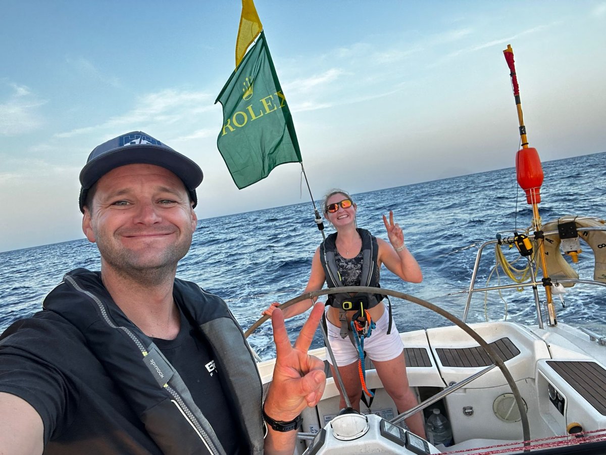 Una embarcación a toda velocidad en la Rolex Middle Sea Race