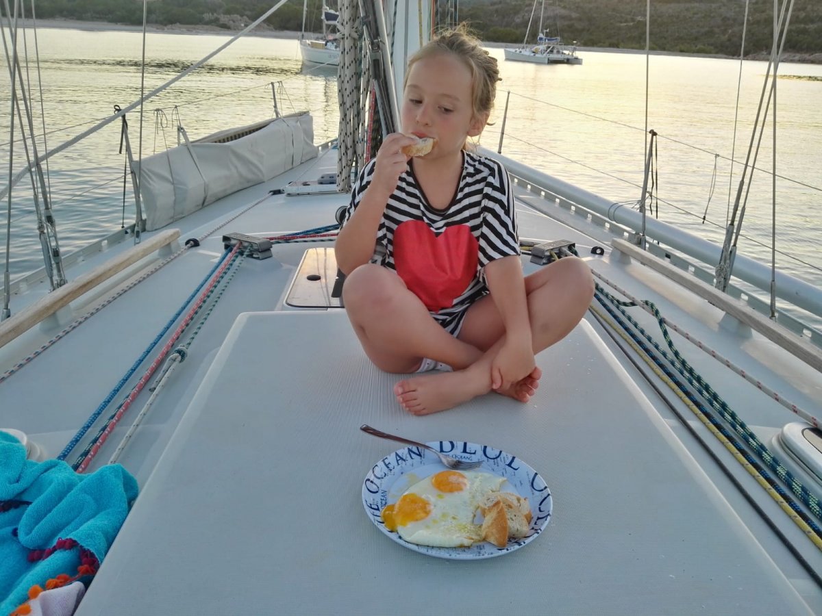 Viaje en barco de ida por el archipiélago de Maddalena y Córcega