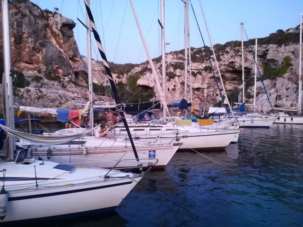 Vuelta en barco por las costas de Menorca
