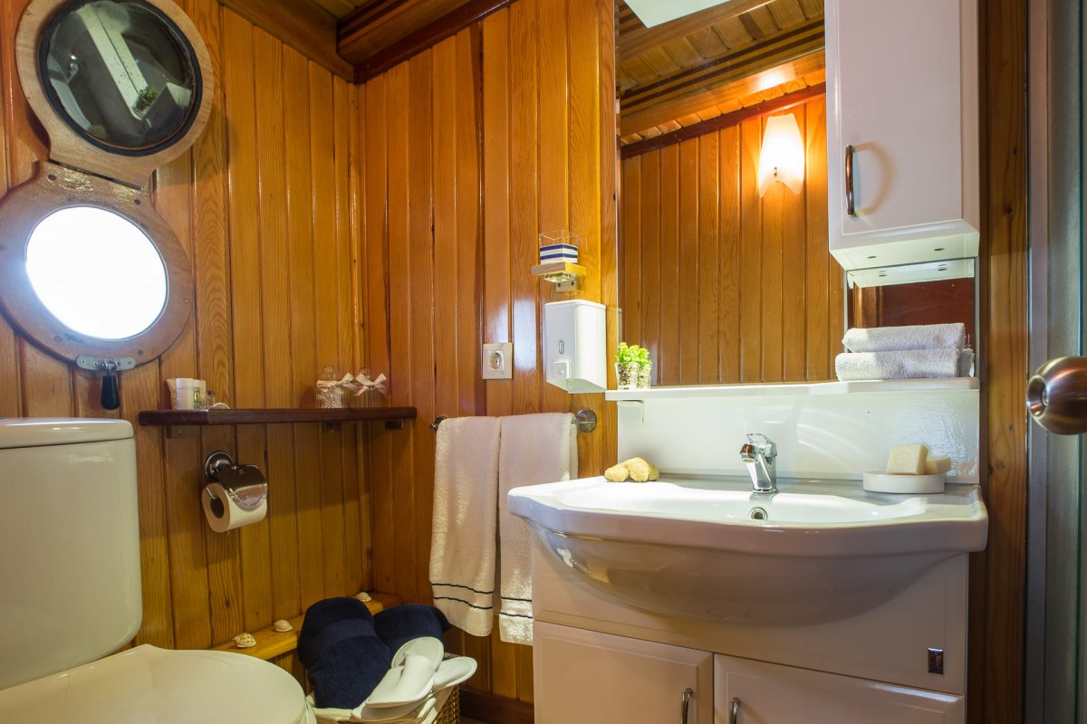 Bootsfahrt entlang der bergigen und felsigen Küste Montenegros