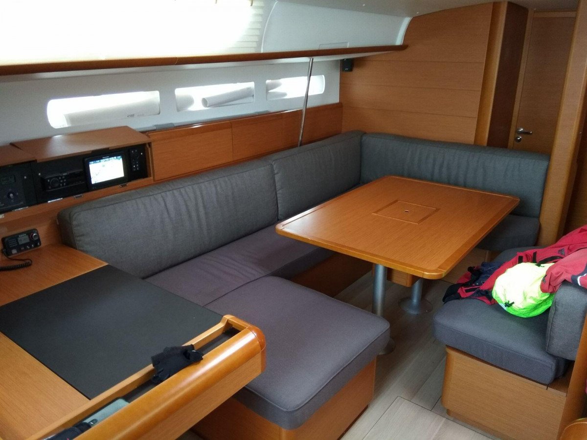 Velero - Jeanneau - 11 personas