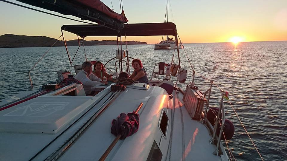 Disfruta de la belleza natural de Menorca en un velero con patrón