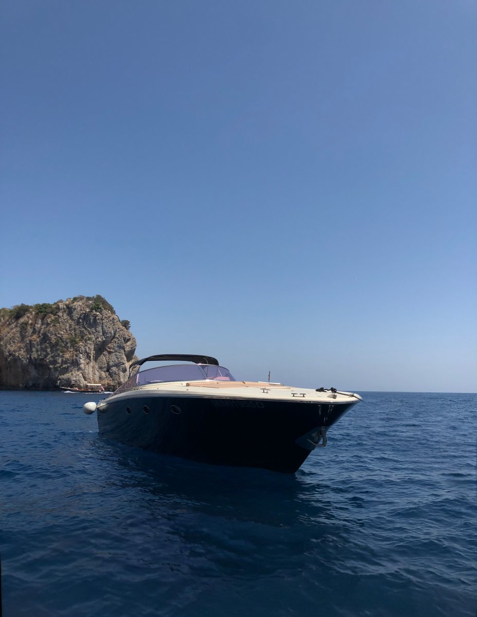 Disfruta de las vistas panorámicas de la isla de Capri desde el mar