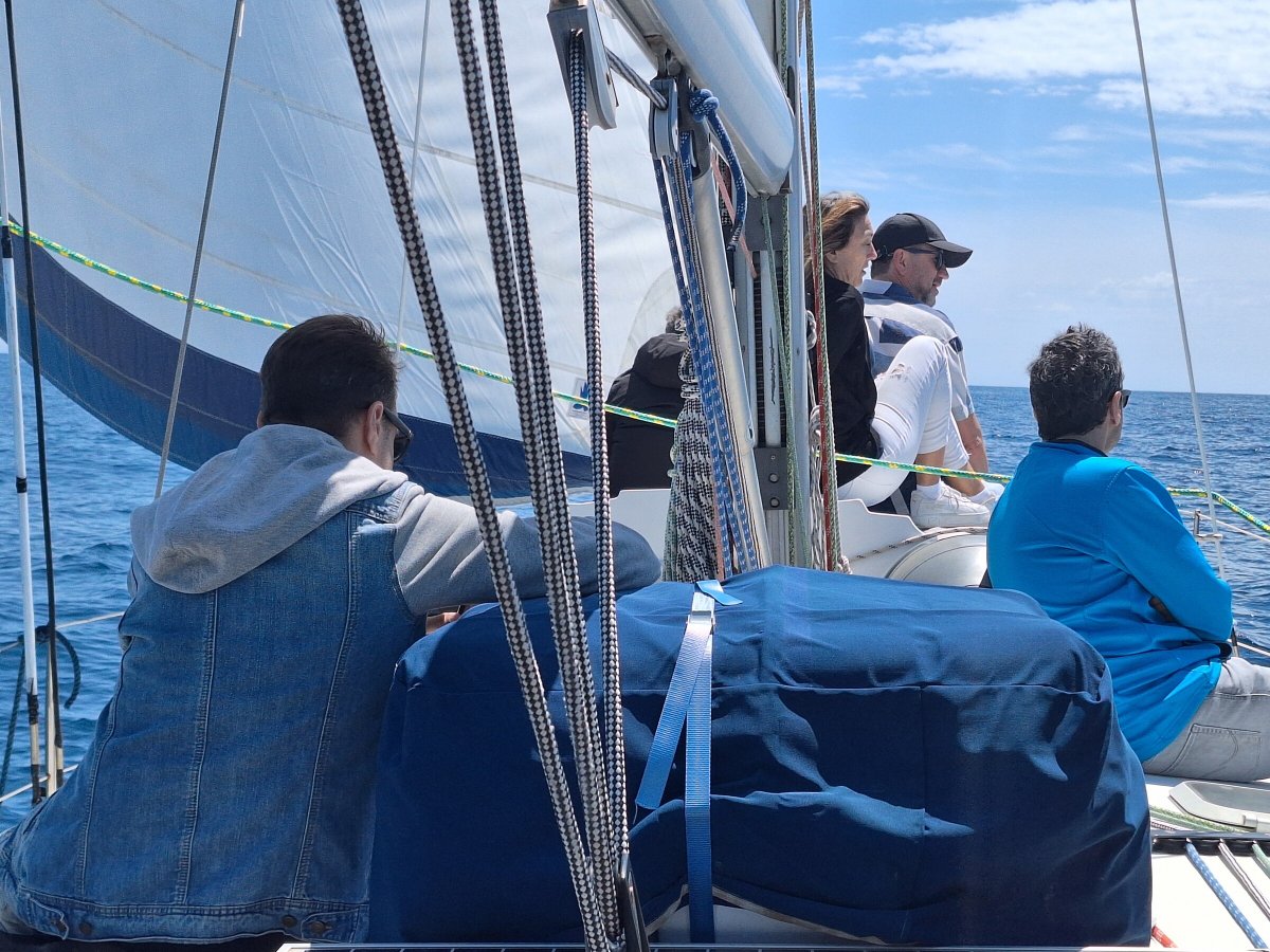 Die Wellen krachen gegen den Bug des Schiffes