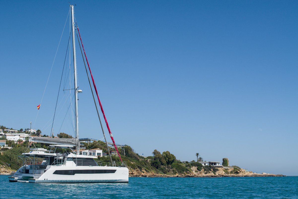 Formazione pratica in catamarano nello Stretto di Gibilterra da Sotogrande