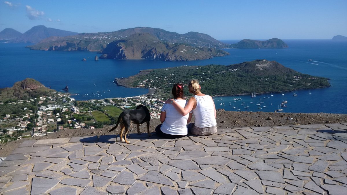 Navega en un catamarán por las islas Eolie