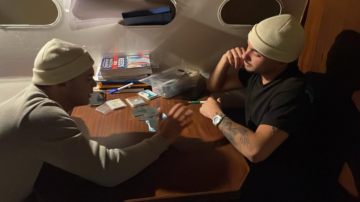 Eine Person bereitet sich darauf vor, auf einem Boot zu segeln