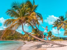 Segelreise in einem Segelboot durch die türkisen Gewässer der Karibik