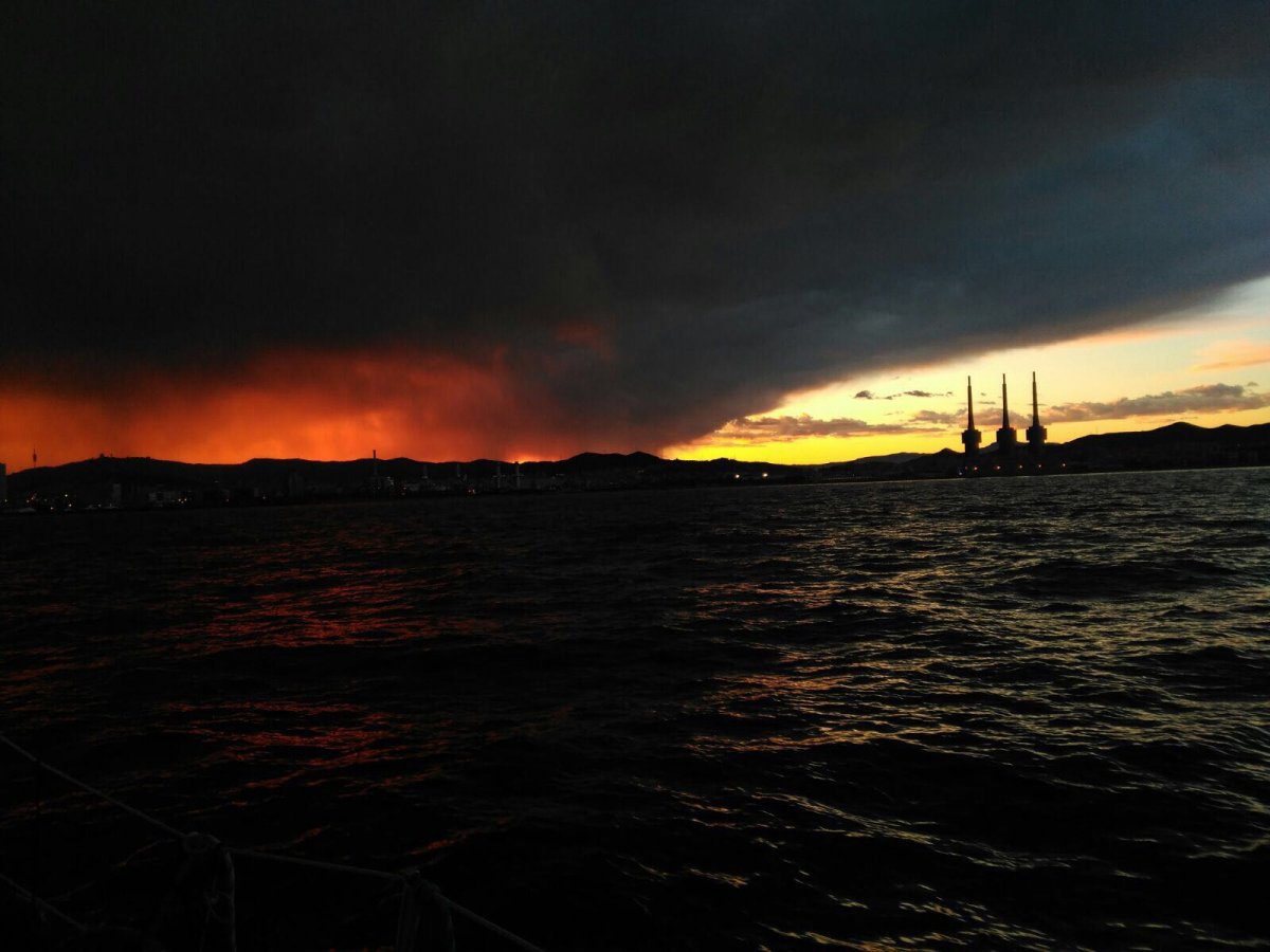 Amanecer desde el mar por la costa de Barcelona