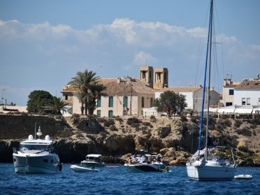 Visita l'isola di Tabarca da Santa Pola in barca a vela
