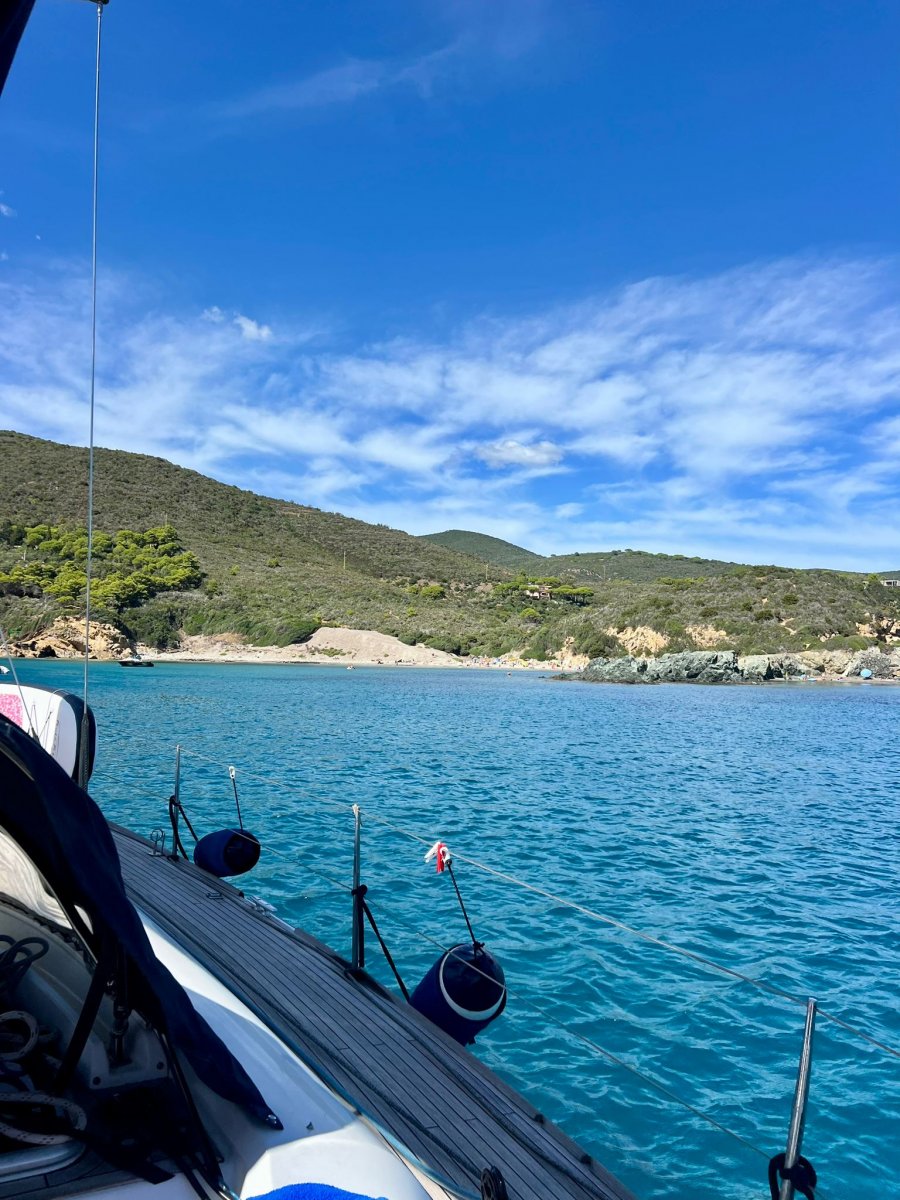 Barca a vela nel Mediterraneo vicino all'isola del Giglio