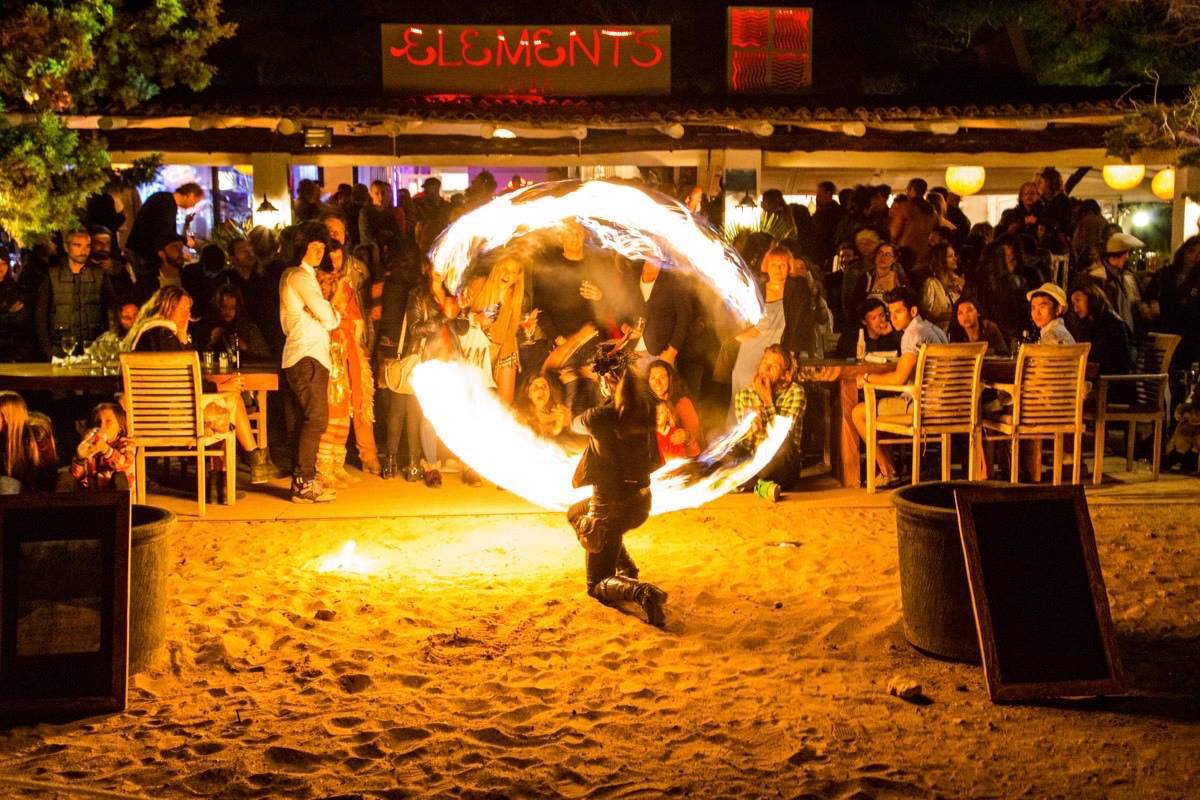 Vista aérea de velero navegando en el Mediterráneo