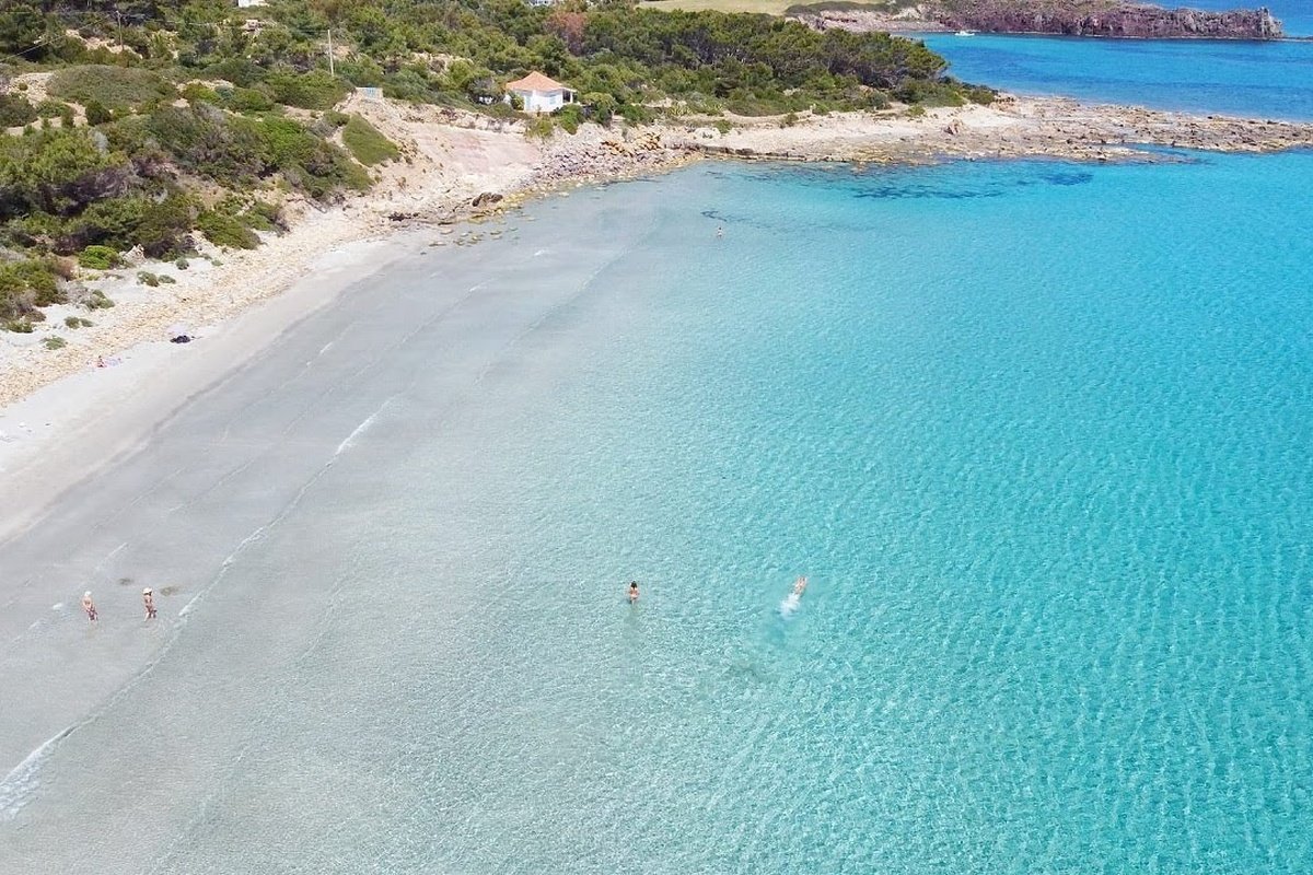 Bootsausflug durch das Meer Sardiniens mit traditioneller Küche