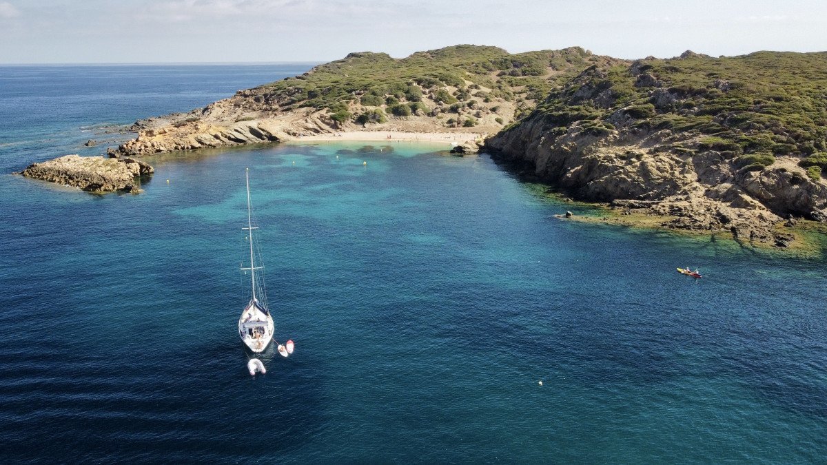 Disfruta de la belleza natural de Menorca en el mar