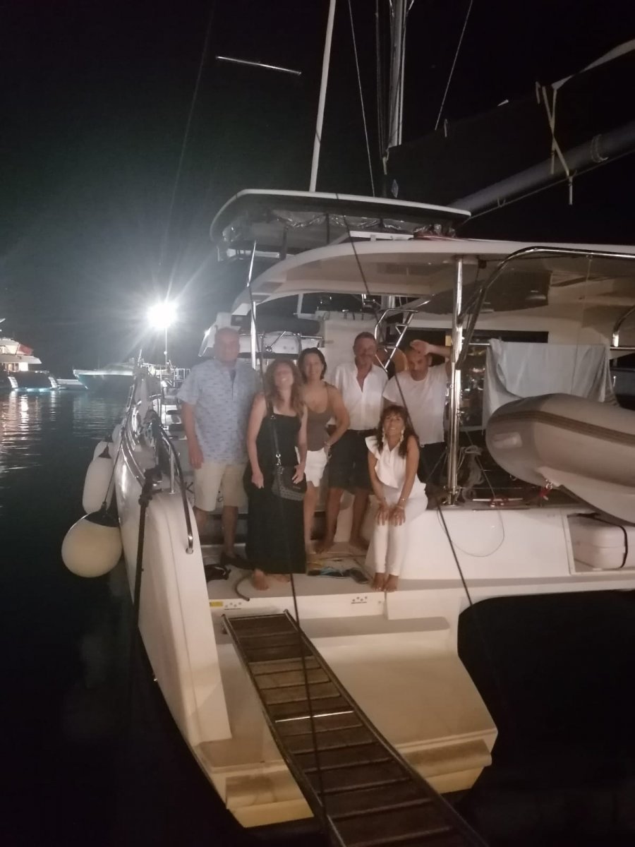 Vista panorámica del Mar Jónico desde un catamarán