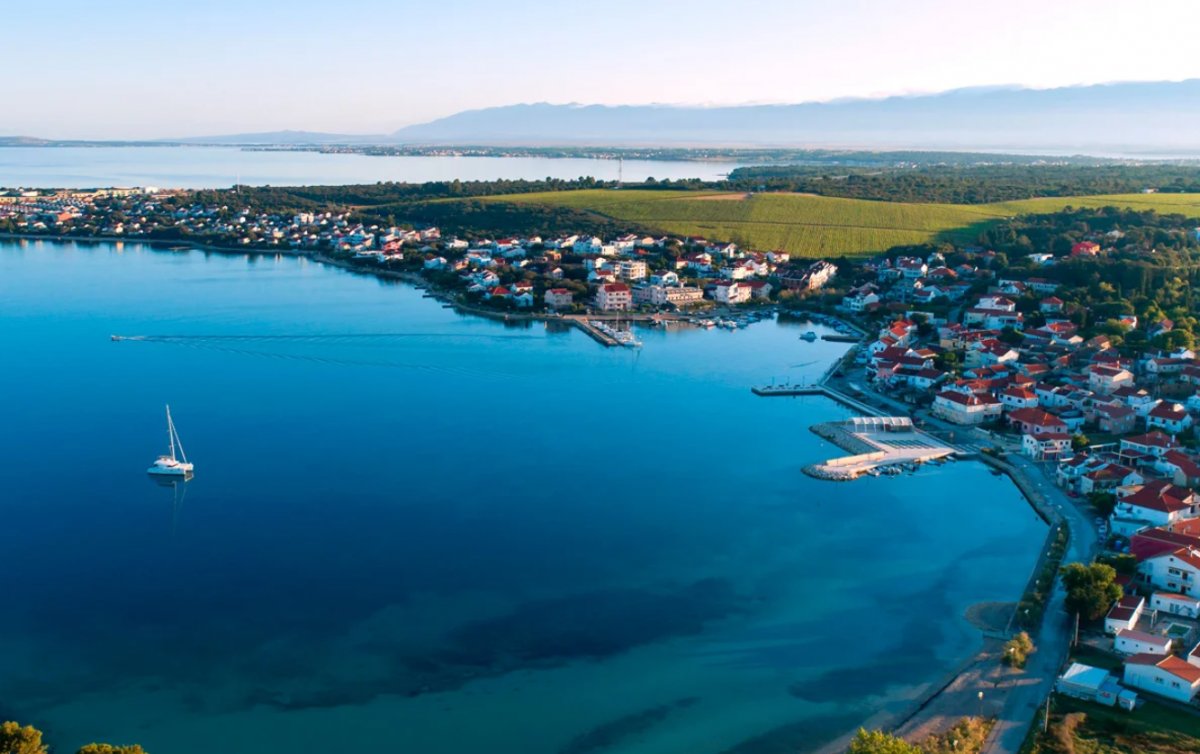 Catamaran journey along the coast of Capri Island