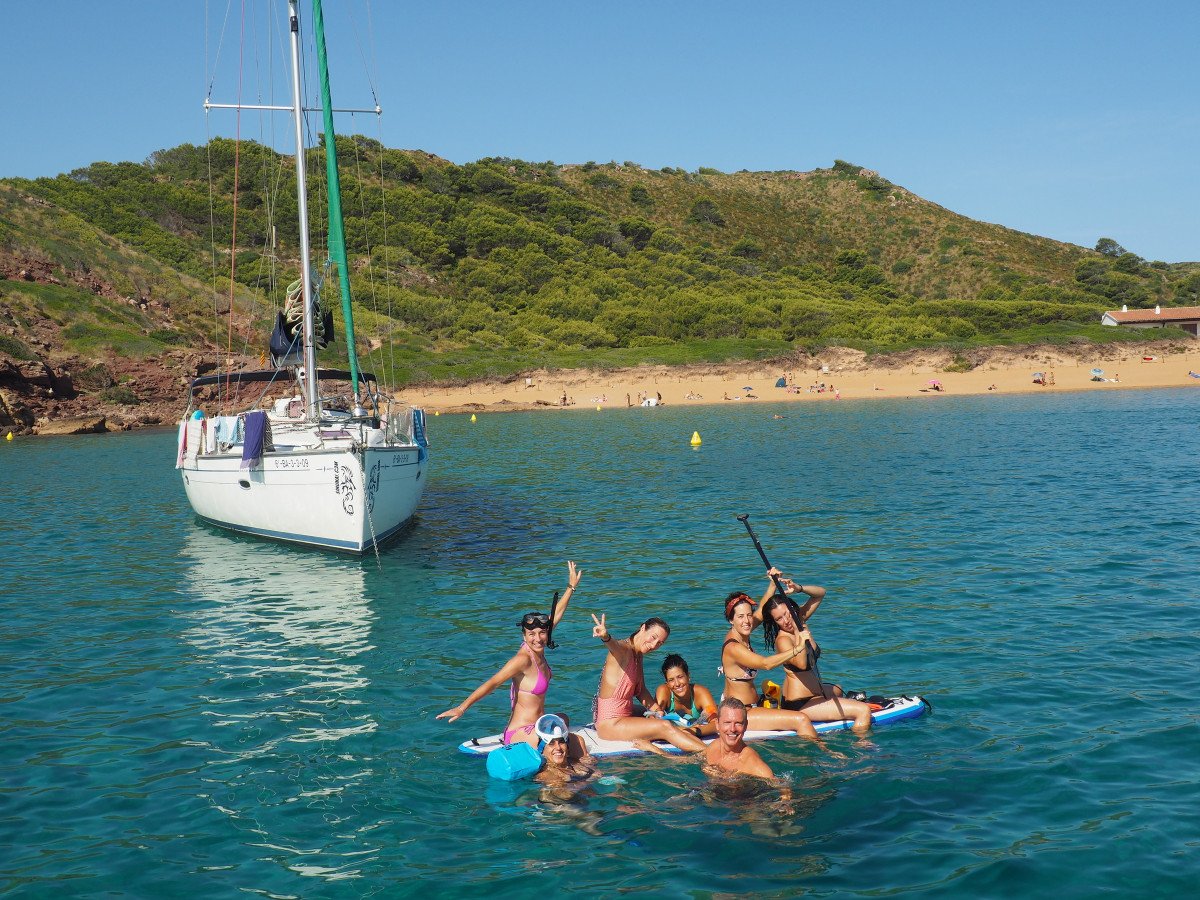 Eine Bootsfahrt entlang der Küste von Menorca