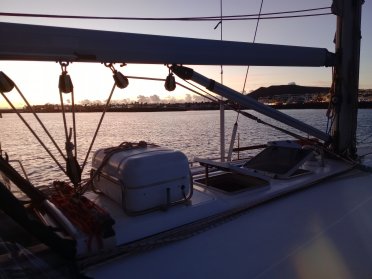 Tramonto su una barca a vela a San Antonio, Ibiza