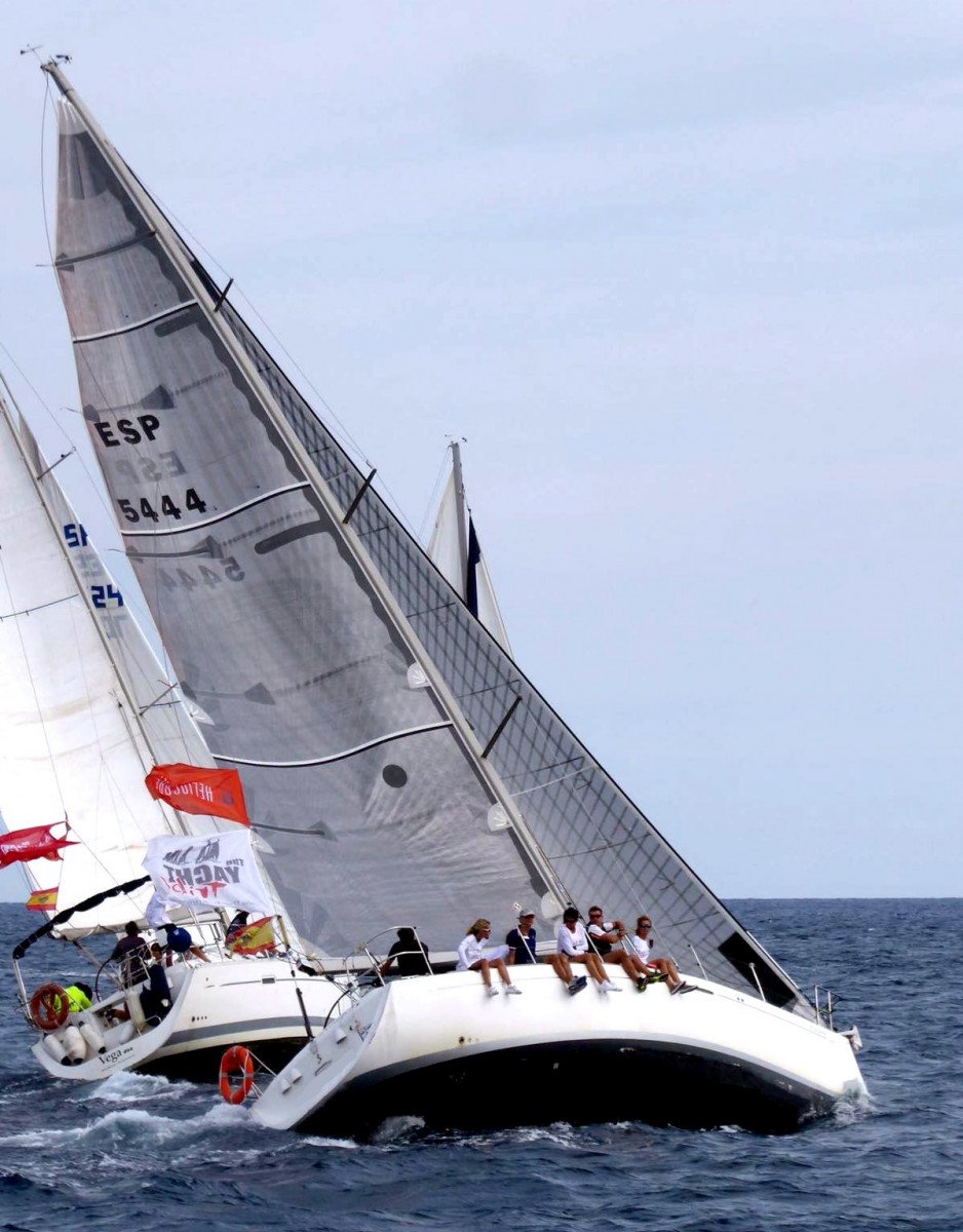 Crowds on the beach to watch the XIV Bank of Spain Denia-Moraira Regatta