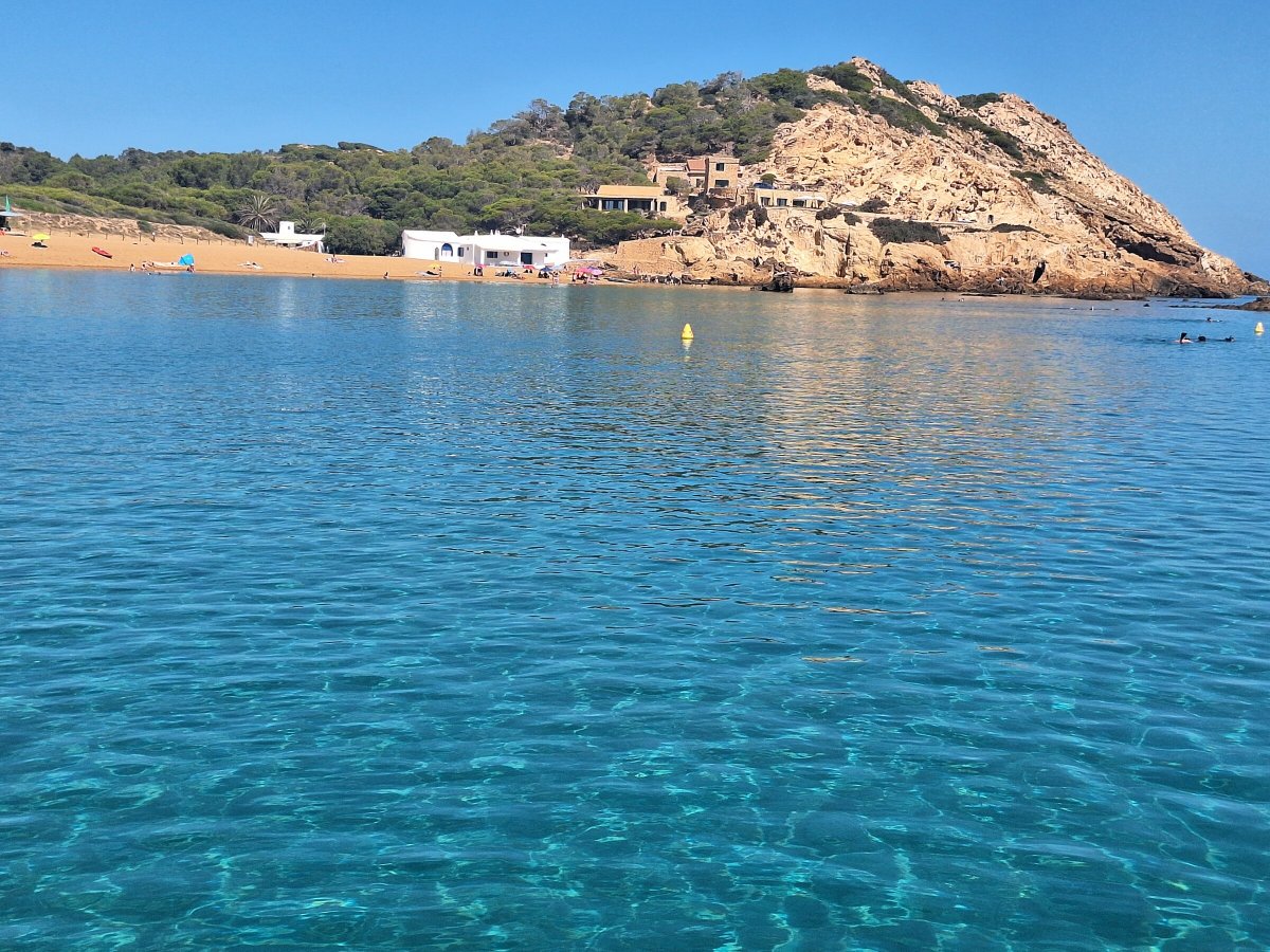 Genießen Sie die Küste von Menorca vom Meer aus