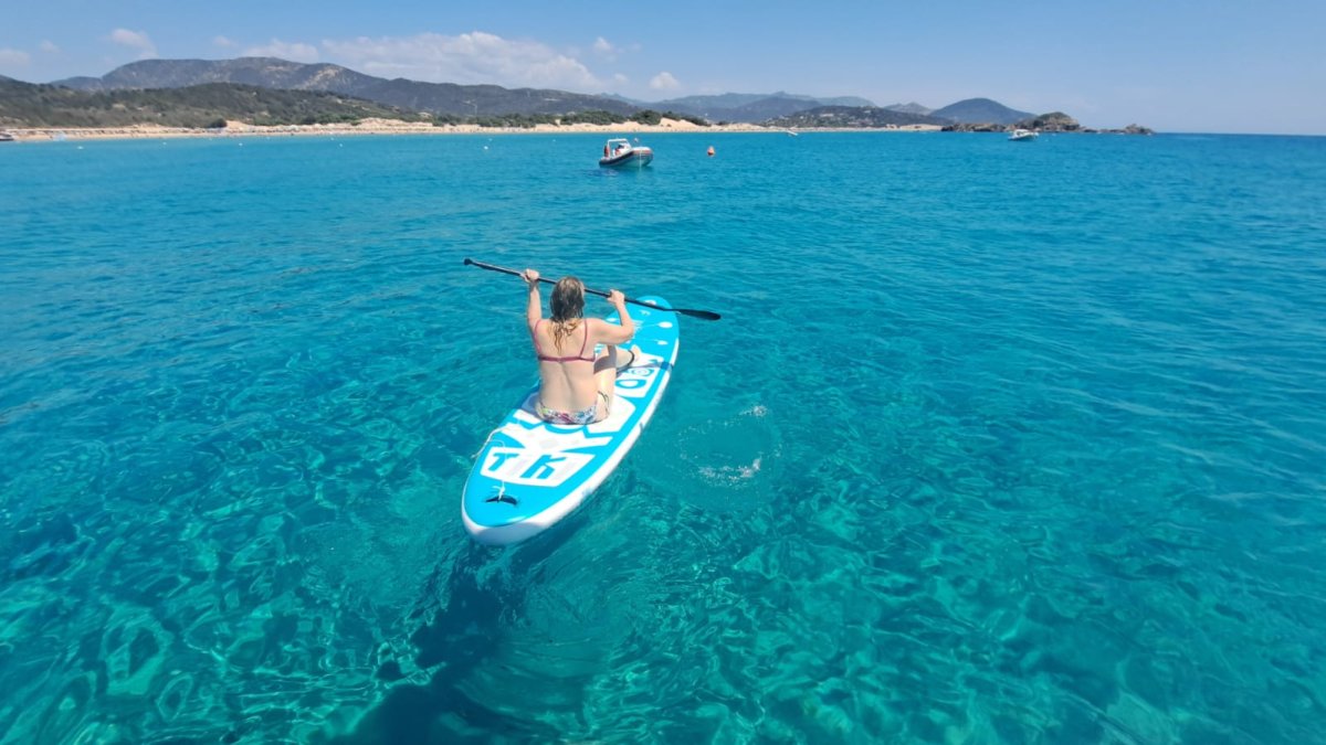 Barca a vela che gode della costa smeralda